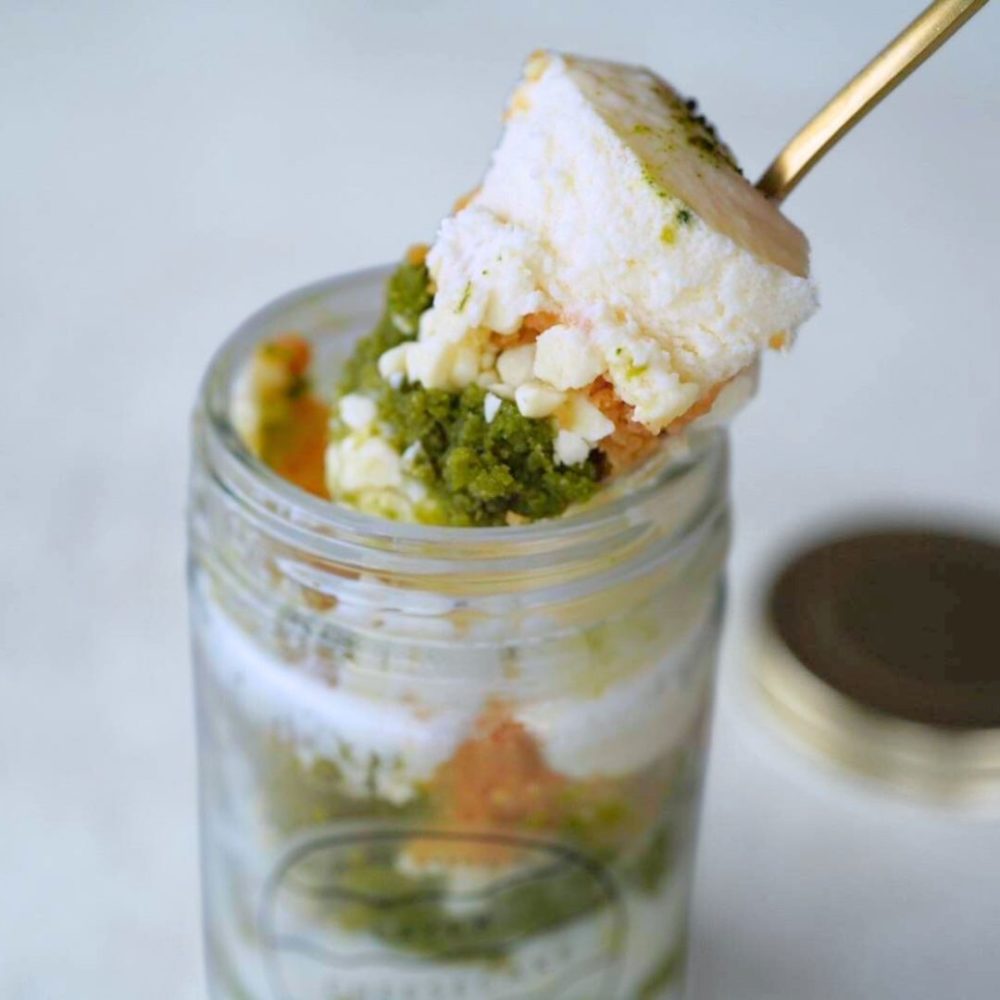 レイヤーチーズケーキ抹茶とホワイトチョコをスプーンですくっている画像